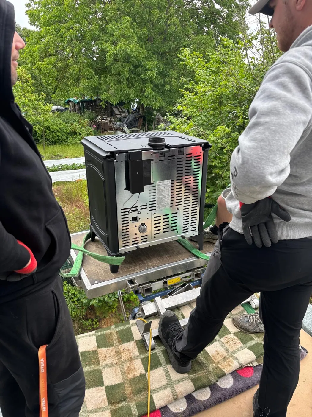Ekipa Wektor przejmuje kominek z platformy windy przy użyciu pasów tragarskich