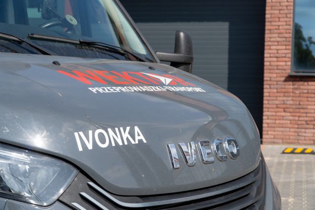 Ivonka – bus Wektor z otwartymi drzwiami ładunkowymi gotowy do załadunku
