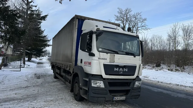 Maniek – MAN TGS z plandeką, front w zimowej scenerii