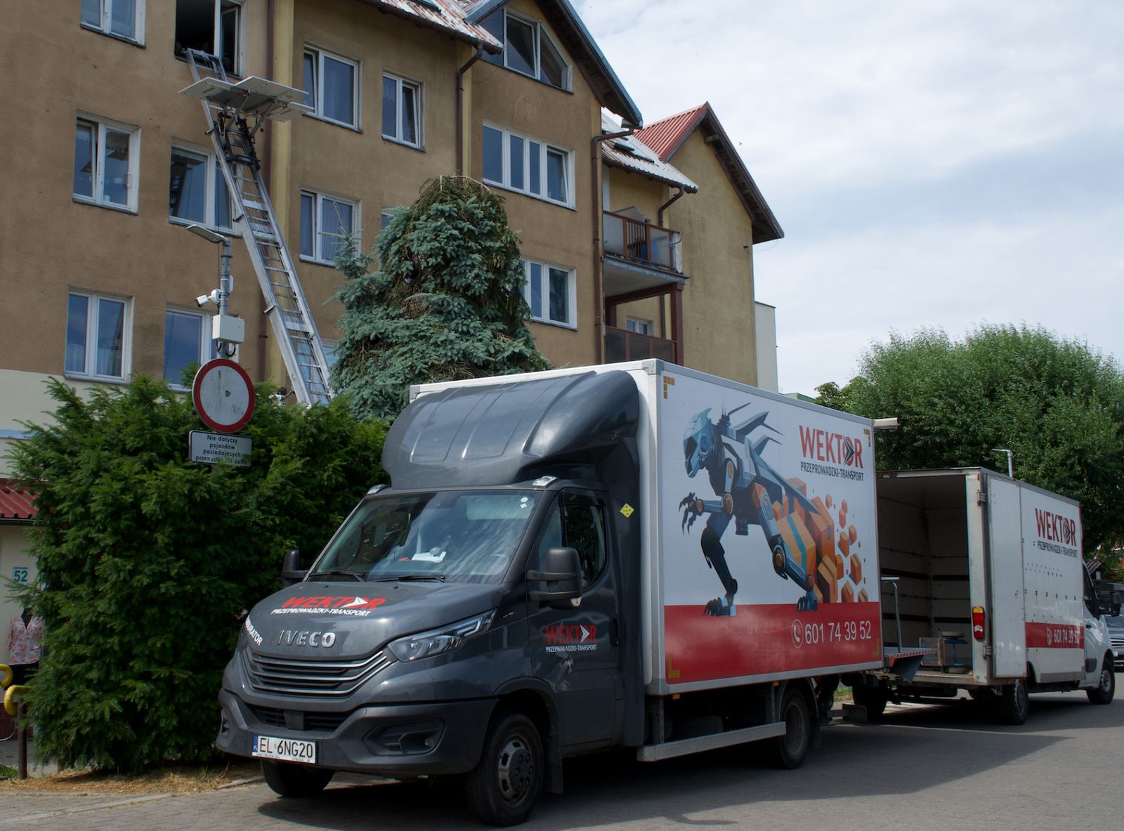 Winda przeprowadzkowa PAUS rozstawiona przy budynku - wnoszenie mebli przez okno