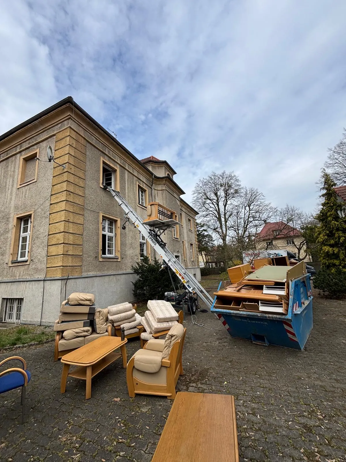 Opróżnianie pomieszczeń z użyciem windy PAUS i kontenera na odpady