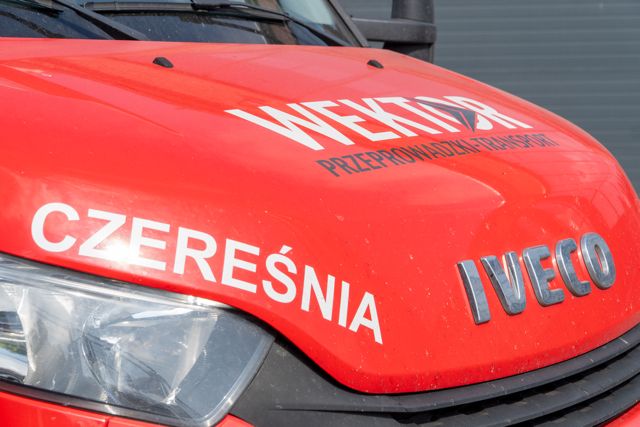 Czereśnia – podnośnik koszowy Wektor z rozłożonymi podporami podczas pracy