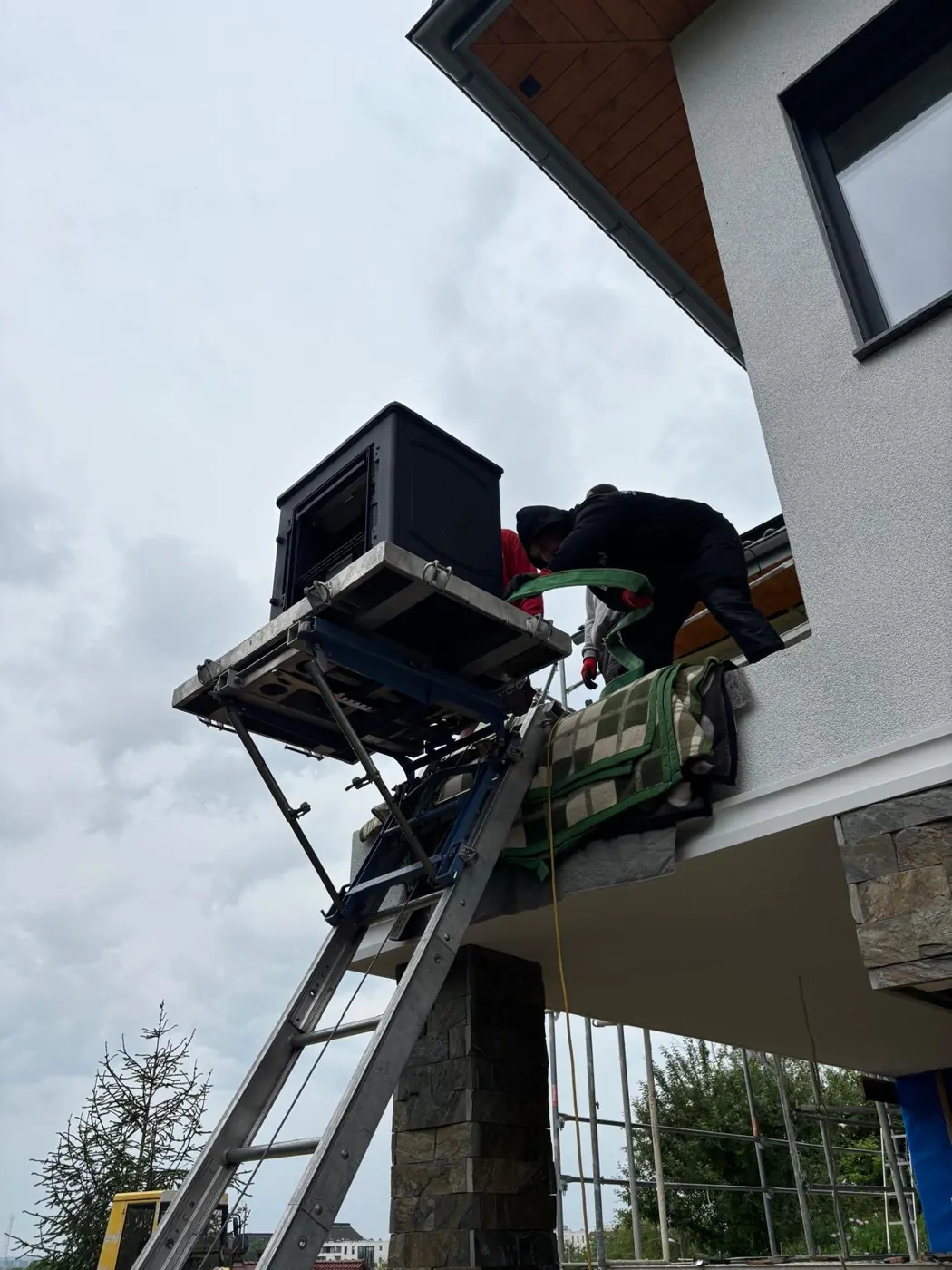 Kominek na platformie windy modułowej GEDA na wysokości balkonu pierwszego piętra
