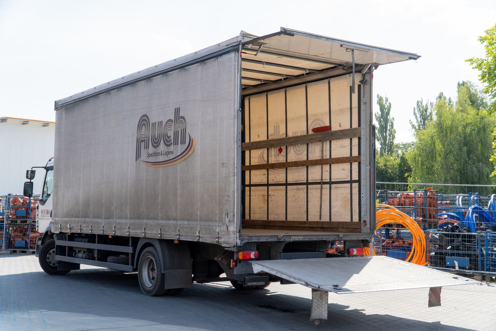 Rex – widok z tyłu na wnętrze zabudowy i platformę windy
