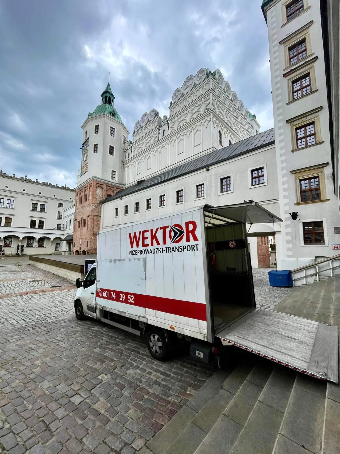 Bus Wektor do 3,5 t przy szczecińskim Zamku