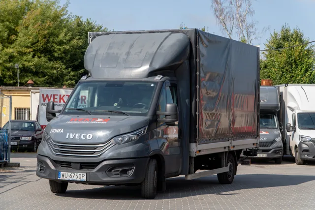 Ivonka – Iveco Daily z plandeką Wektor, front