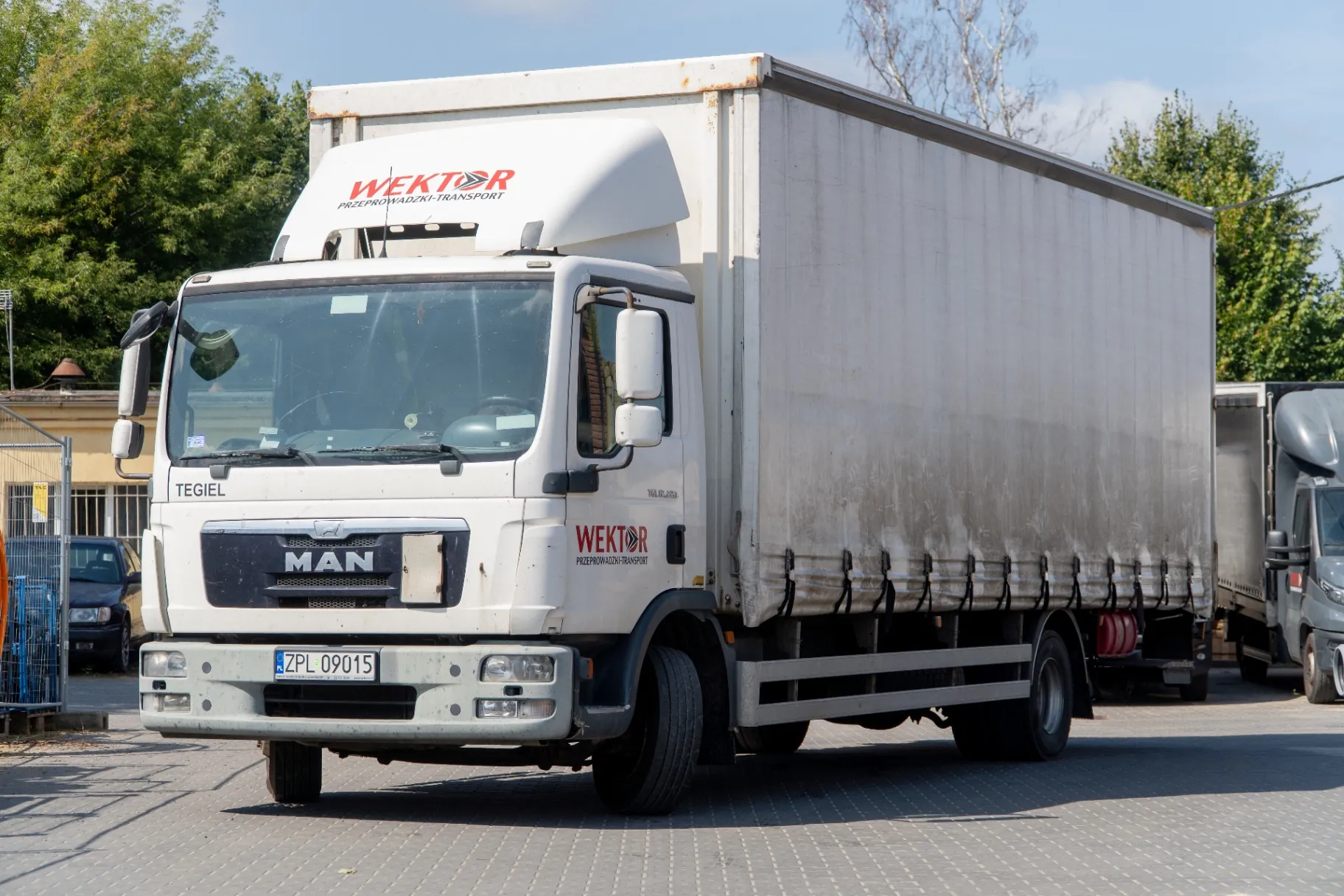 Tegiel – samochód ciężarowy MAN z plandeką Wektor, widok z przodu