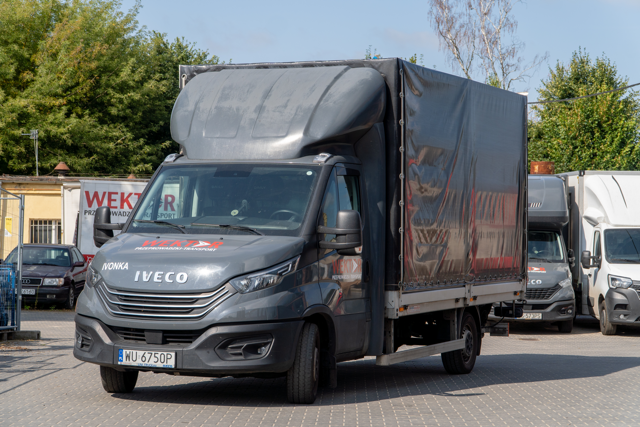 Ivonka – Iveco Daily z plandeką Wektor, front