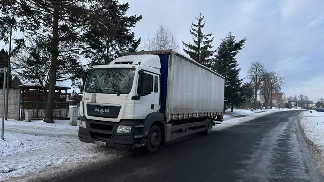 Maniek – widok z boku, plandeka na drodze