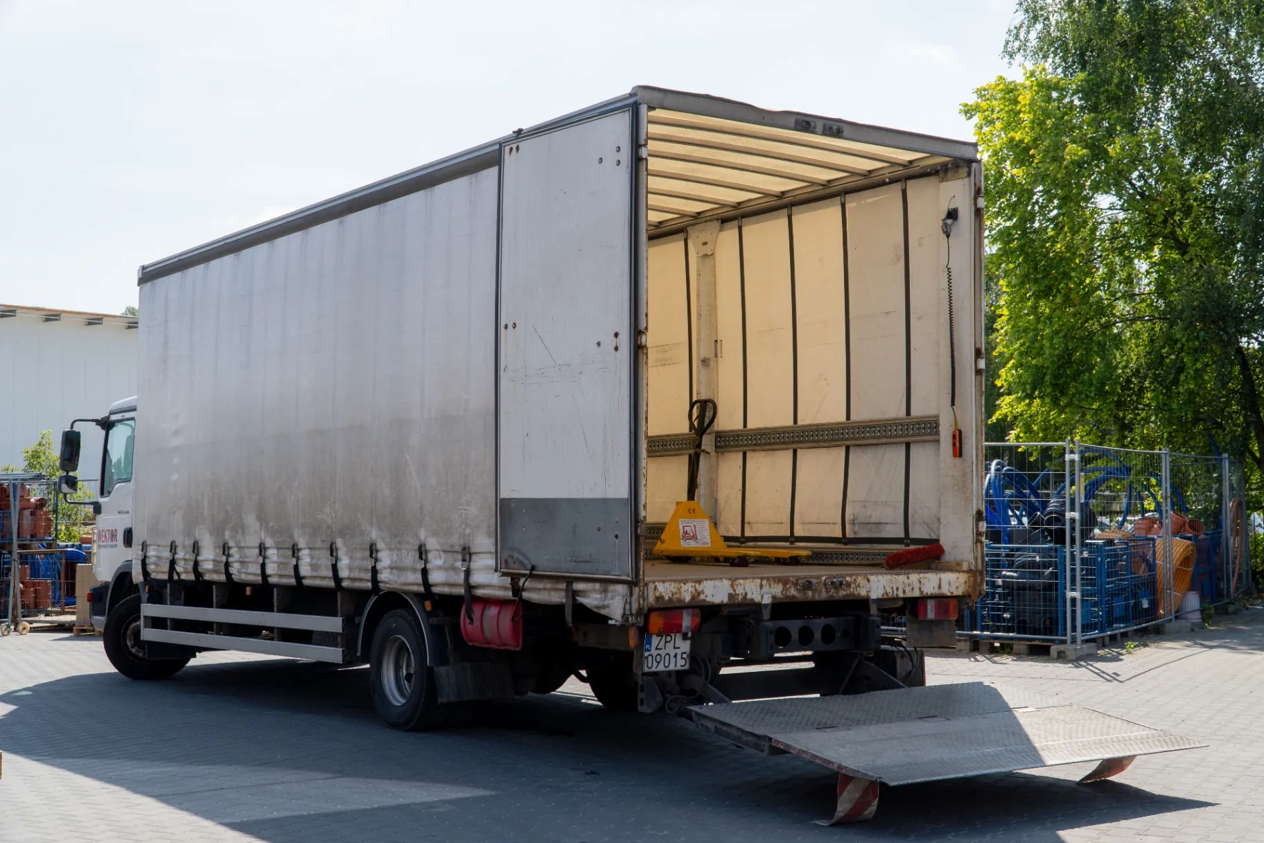 Tegiel – otwarta przestrzeń ładunkowa z windą załadowczą