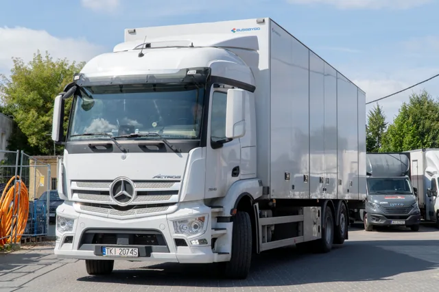 Lodzia – Mercedes Actross z kontenerem, front