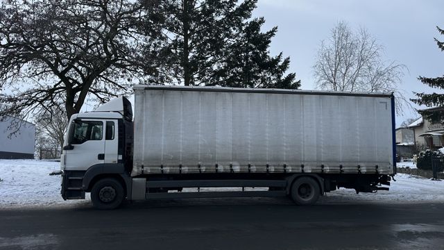 Maniek – ciężarówka Wektor z zabudową skrzyniową w trasie
