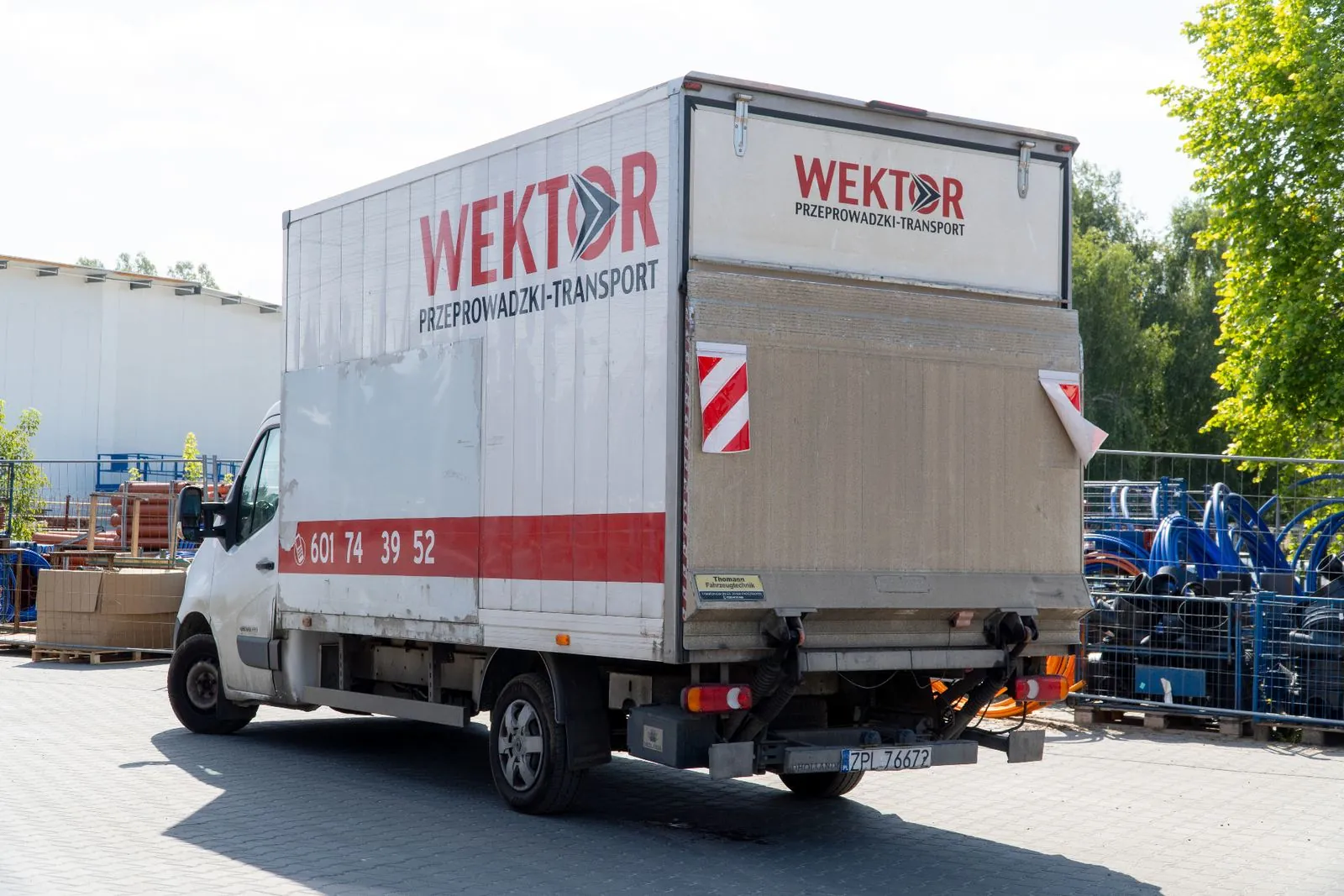 Kontener – widok z tyłu na zabudowę i windę