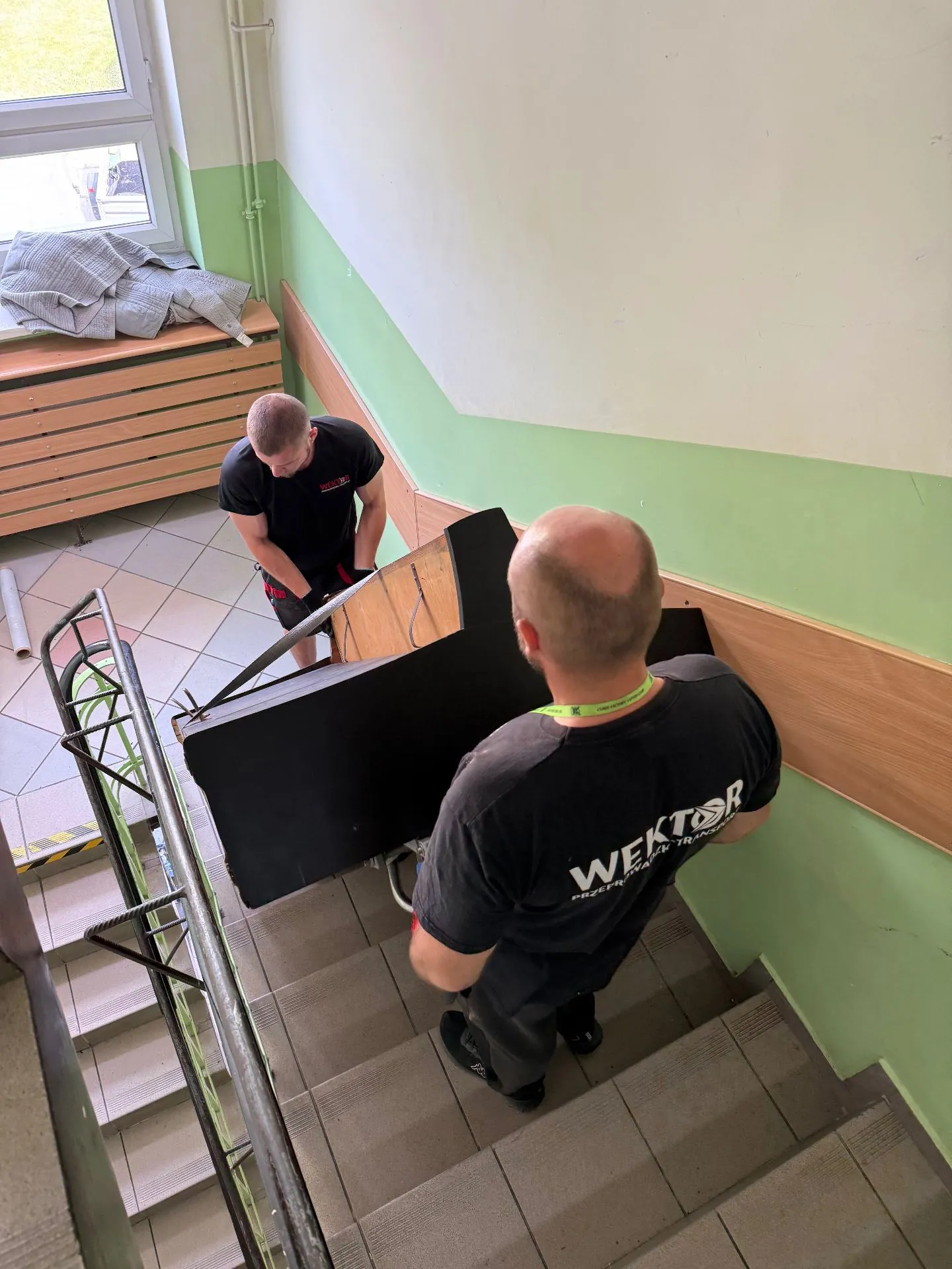 Ekipa Wektor niesie pianino schodołazem po schodach - Szczecin