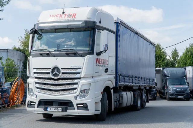 Actross – Mercedes-Benz Wektor z plandeką