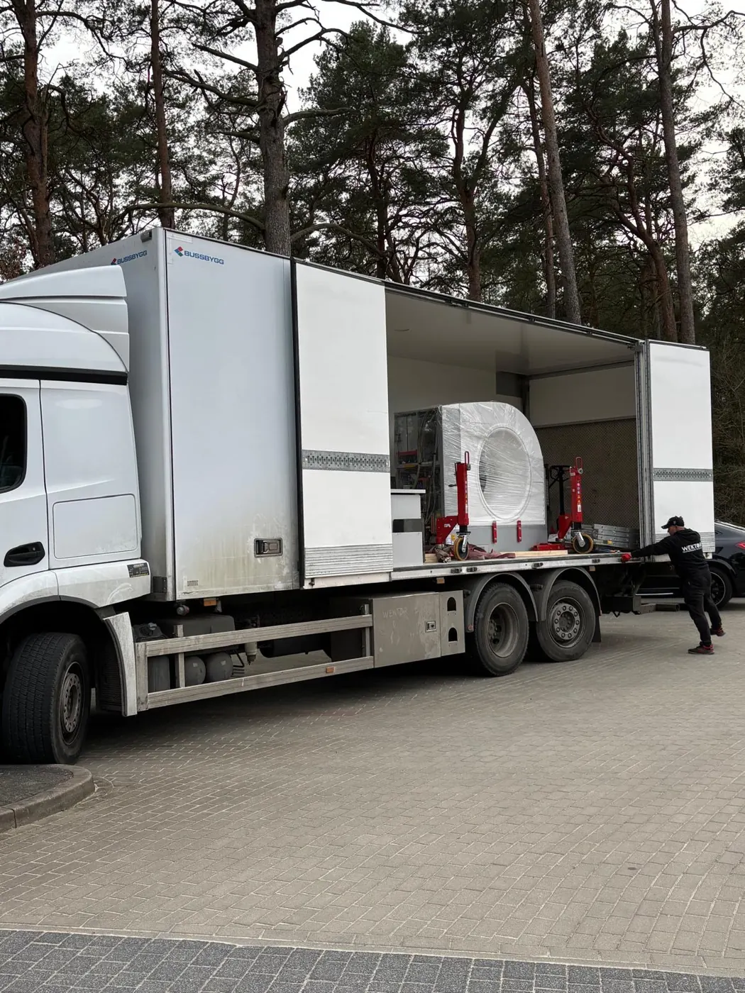 Tomograf zabezpieczony wewnątrz zabudowy ciężarówki Lodzia z częściowo rozsuniętym bokiem kurtynowym
