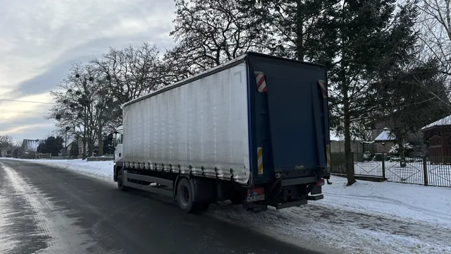 Maniek – widok z tyłu, drzwi załadunkowe plandeki