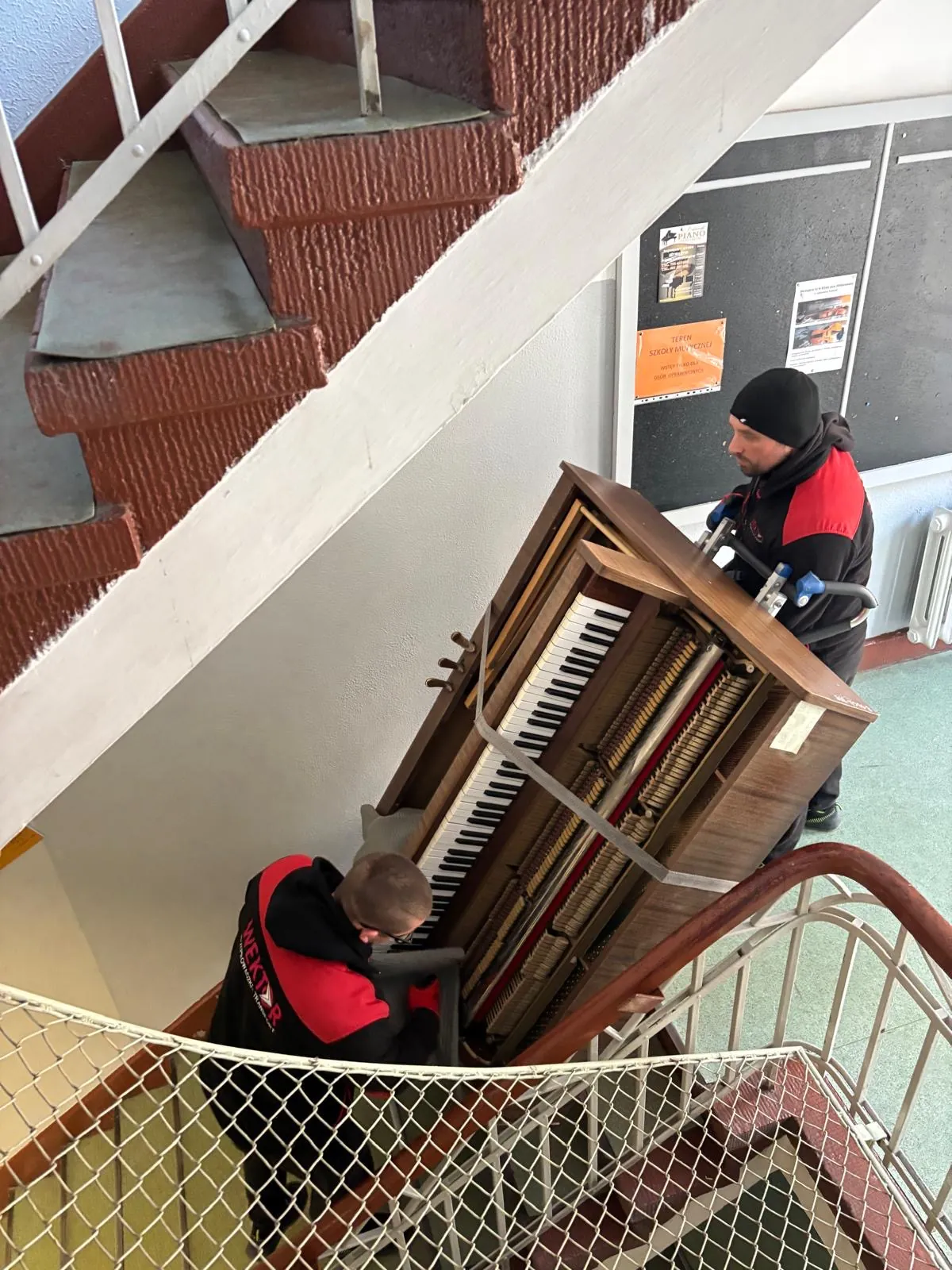 Wnoszenie pianina przez tragarzy Wektor