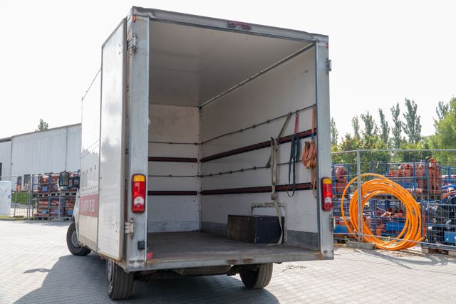 Słonik – przestrzeń ładunkowa busa z listwami do mocowania ładunku