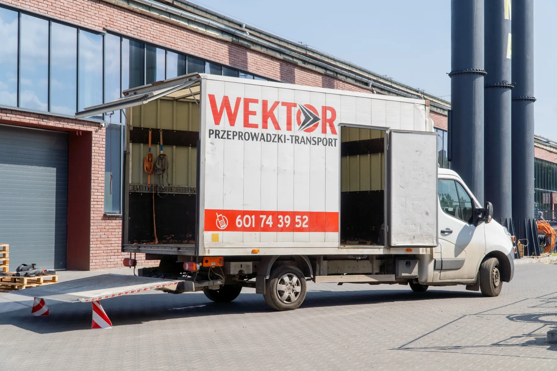 Kontener – widok z boku z otwartą windą załadowczą