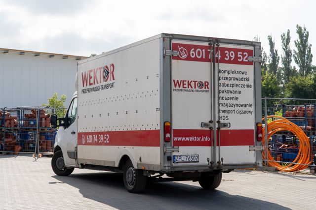 Słonik – bus dostawczy Wektor widziany z boku na placu firmowym