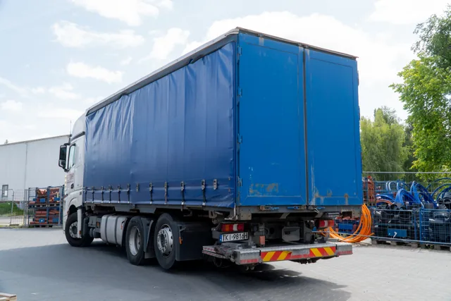 Actross – widok z tyłu, plandeka z windą załadowczą