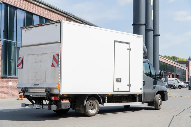 Rumburator – widok z tyłu, drzwi serwisowe i winda