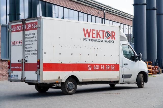 Słonik – tył busa z otwartymi drzwiami podczas załadunku mebli
