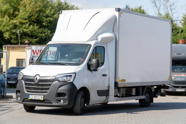 Jeger – Renault Master z białym kontenerem, front