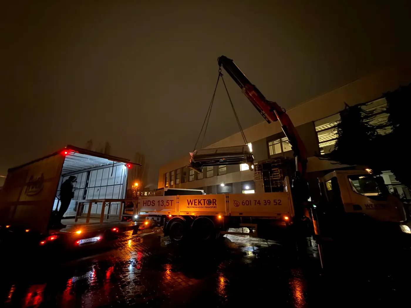 Nocna operacja HDS 13,5 T Wektor przy podawaniu maszyny do hali produkcyjnej w Szczecinie