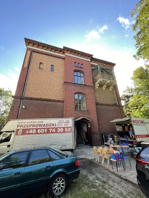 Budynek szkoły podczas realizacji przeprowadzki Wektor w Szczecinie