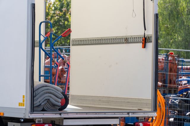 Jeger – wnętrze zabudowy z wózkiem transportowym i kocami zabezpieczającymi