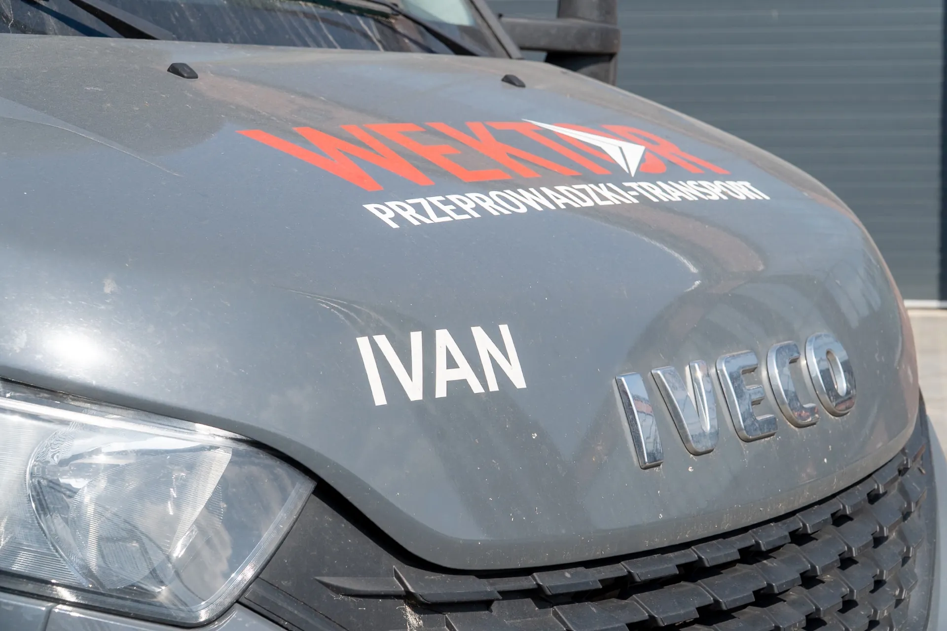 Ivan – maska z logo Wektor i napisem Iveco