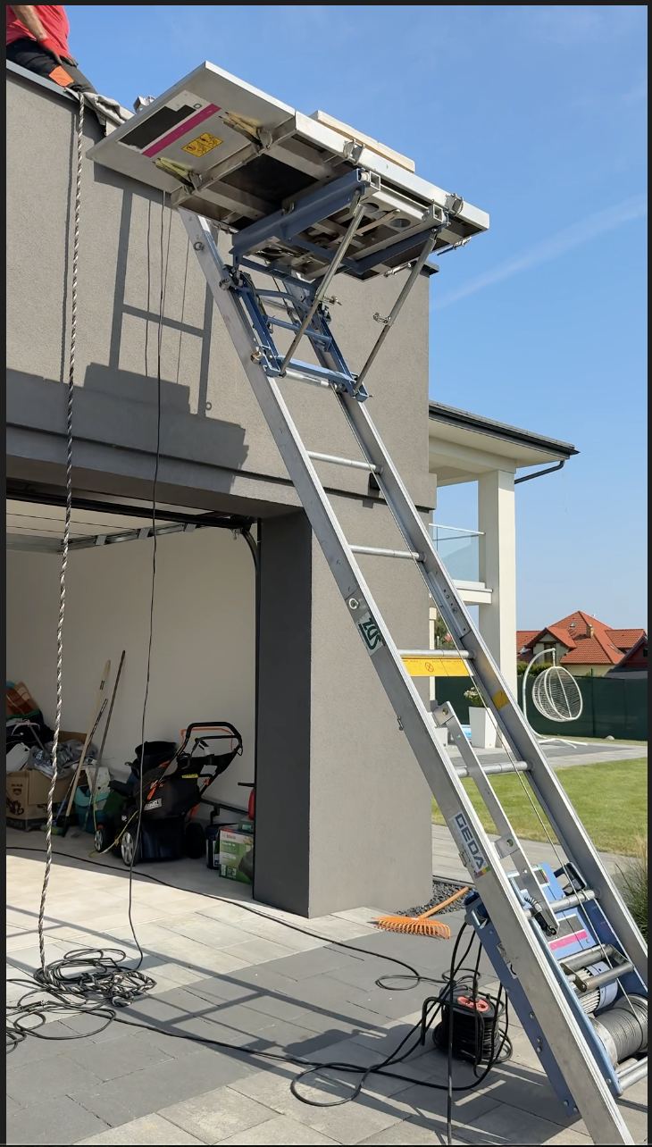 Platforma windy GEDA uniesiona nad garażem - realizacja Wektor